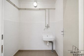 Nabízíme k pronájmu skladové prostory v průmyslovém areálu v
