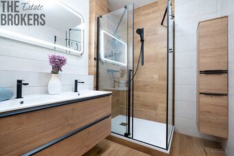 Prostorný byt 4+kk ( 84 m2)se dvěma balkony, garážovým stání