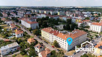 Bydlení jen pár kroků od centra města, v klidné ulici a po r