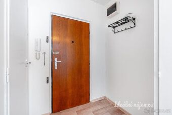 We offer for long-term sublet a spacious and bright apartment of 2KK in the heart of Prague-Kobylisy.