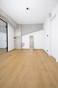 For sale apartment 3+kk with gallery in Lofts Kolbenova, Prague 9 Vysočany