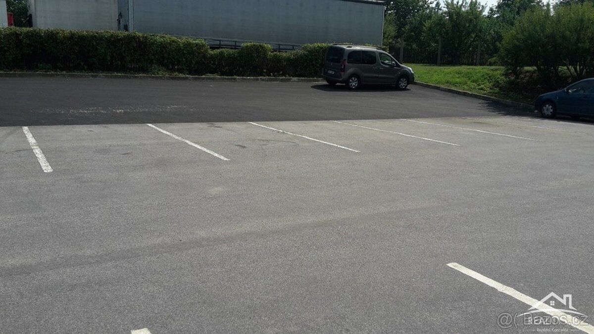 Nabízíme k pronájmu parkovací plochu o rozměrech 800 m2 ve v