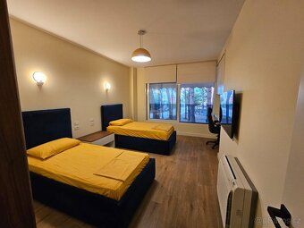 Pomohu s koupí apartmánu v Albánii. Mám albánského kamaráda,