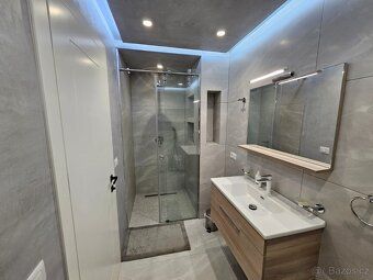 Pomohu s koupí apartmánu v Albánii. Mám albánského kamaráda,
