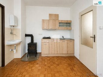 , Nabízíme Vám ke koupi menší rodinný domek s garáží a zahra