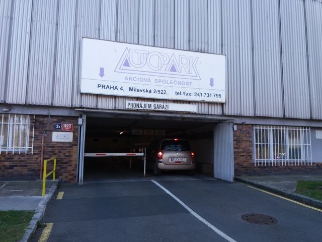 Pronajmu uzamykatelné garážové stání v objektu AUTOPARK v bl
