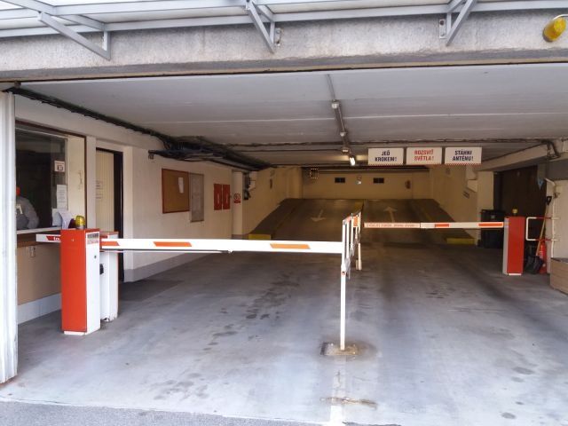 Pronajmu uzamykatelné garážové stání v objektu AUTOPARK v bl