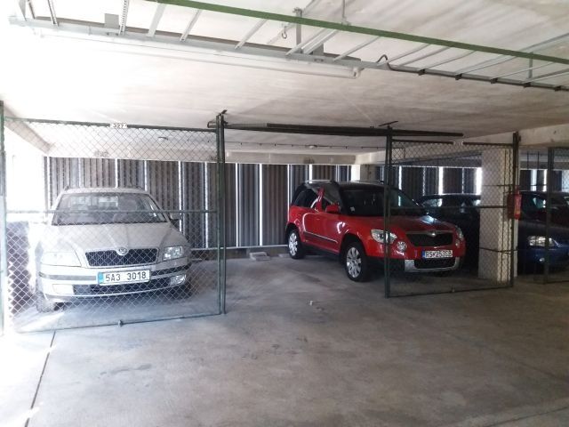 Pronajmu uzamykatelné garážové stání v objektu AUTOPARK v bl
