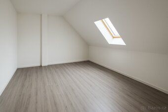 Nabízíme k prodeji prostorný řadový rodinný dům v klidné čás