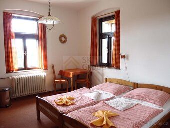 Nabízíme k prodeji dům s dlouholetou historií a příjemnou at