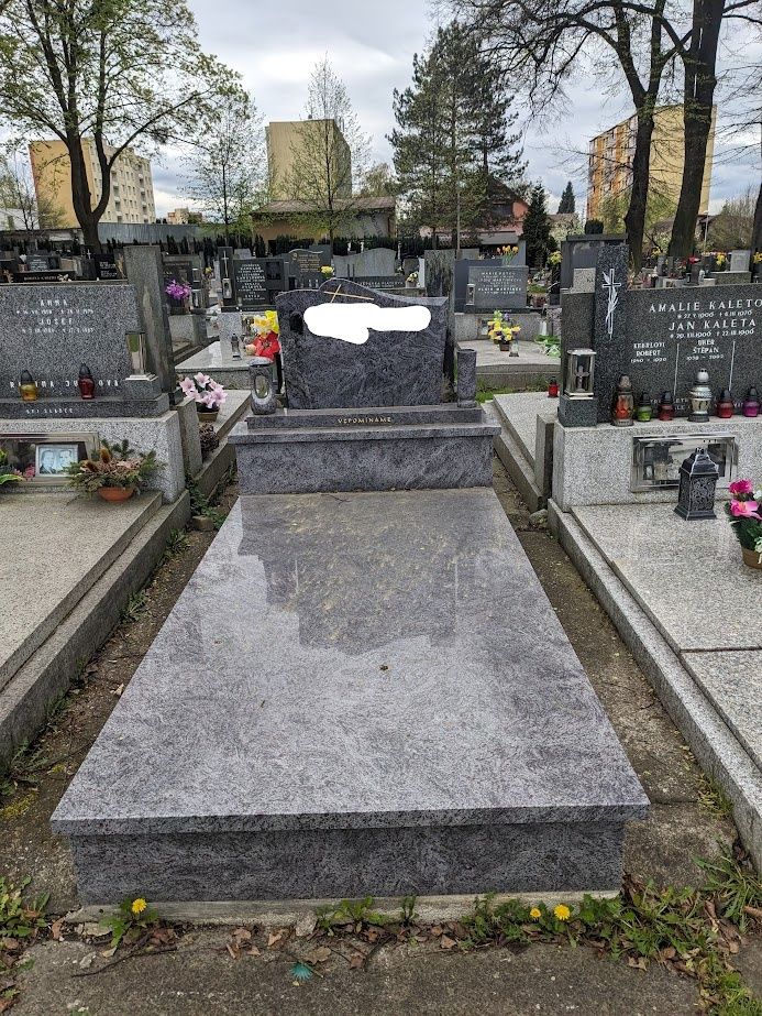 Pr.hrobové místo Karviná Mizerov Urnový háj,nový pomník lešt