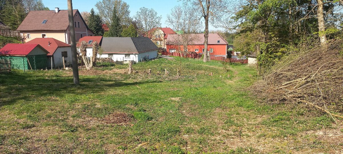 V malebné vesničce Beroun mezi městy Úterý a Teplá nabízíme 