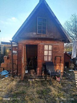 Dům je jednopodlažní s částečně využitým podkrovím, částečně