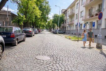Nabízíme k podnájmu světlé a částečně vybavené prostory vhod
