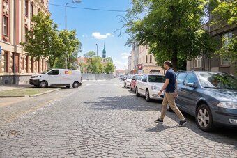 Nabízíme k podnájmu světlé a částečně vybavené prostory vhod