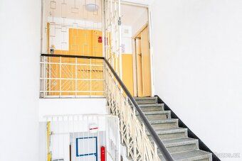 Nabízíme k podnájmu světlé a částečně vybavené prostory vhod