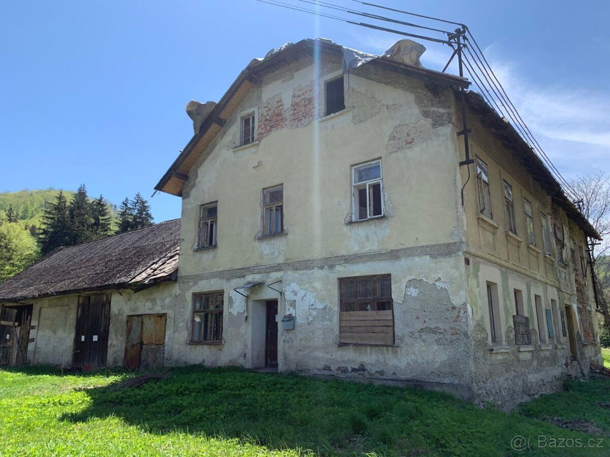 Prodám statek v Hanušovicích. Skládá se z hlavní budovy o dv