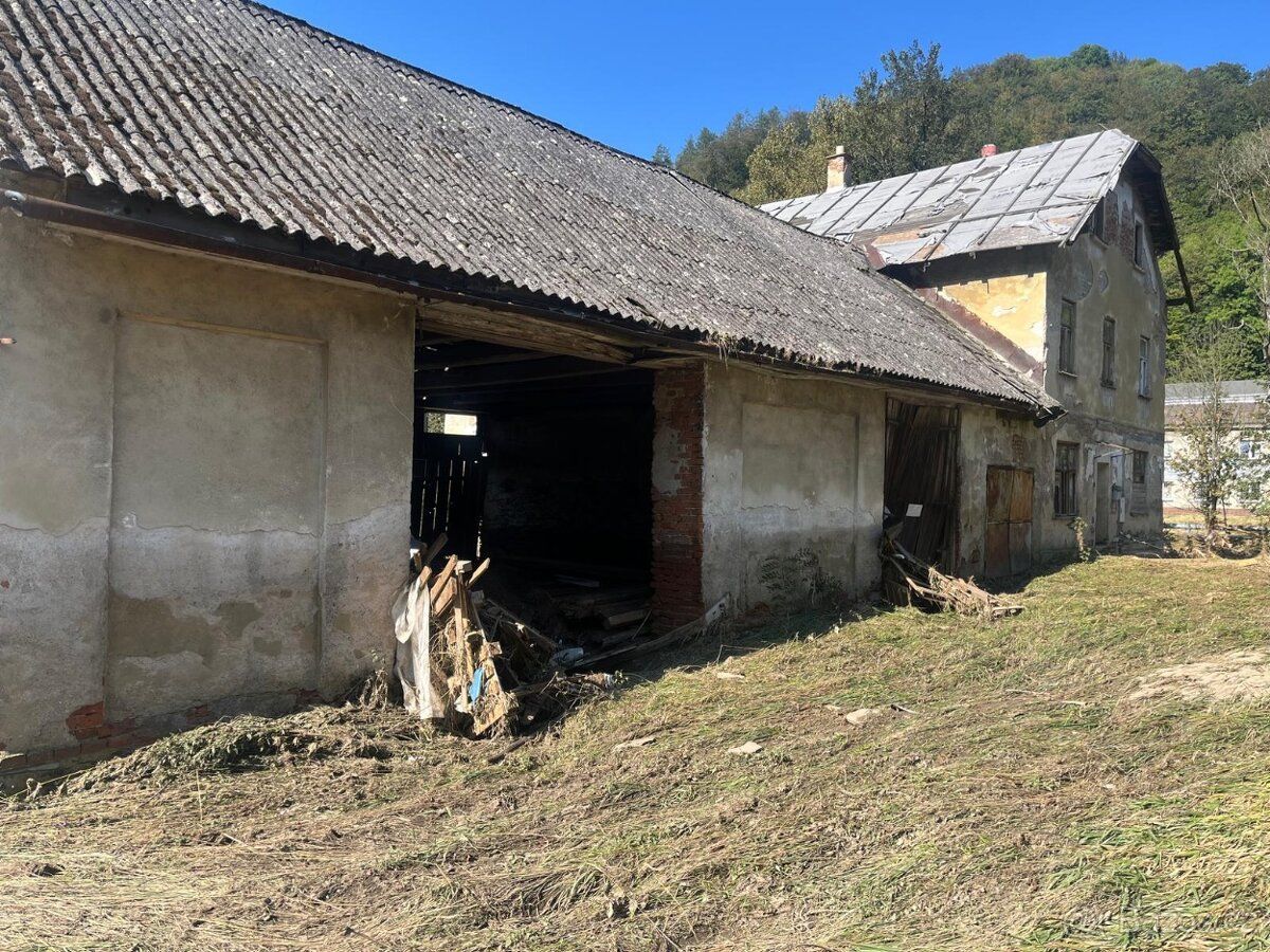 Prodám statek v Hanušovicích. Skládá se z hlavní budovy o dv