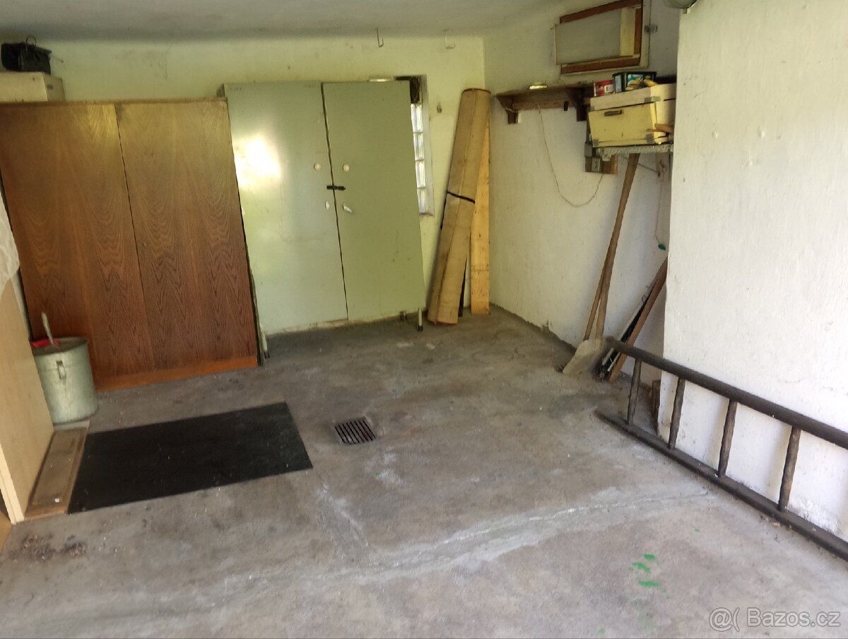 Prodám řadovou garáž s rozměrem 21m², ulice Růžová, v garáži