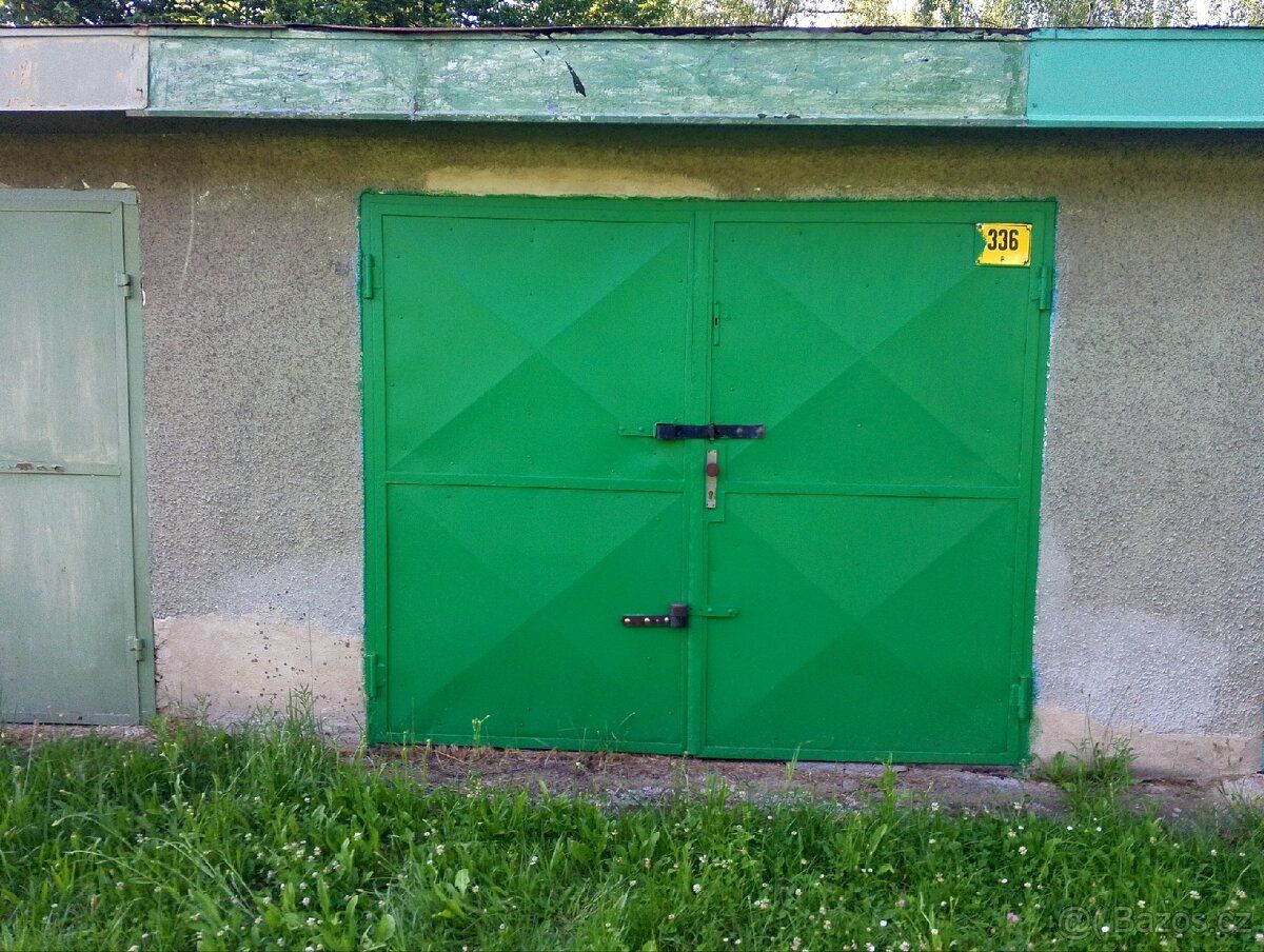 Prodám řadovou garáž s rozměrem 21m², ulice Růžová, v garáži