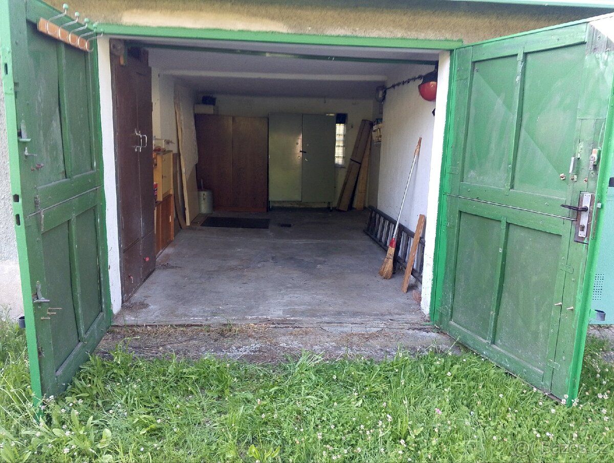 Prodám řadovou garáž s rozměrem 21m², ulice Růžová, v garáži
