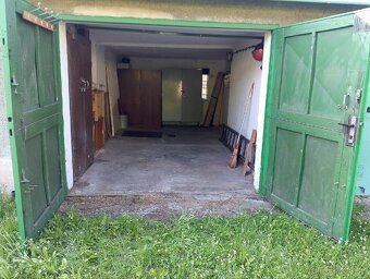 Prodám řadovou garáž s rozměrem 21m², ulice Růžová, v garáži