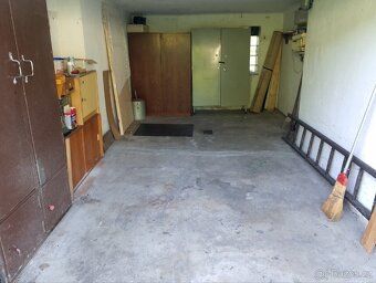 Prodám řadovou garáž s rozměrem 21m², ulice Růžová, v garáži