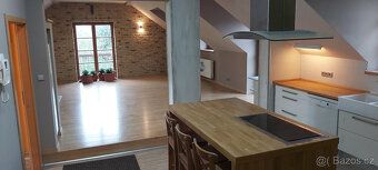 V patře byt 4+KK 180m2 + terasa 40m2 + bakon 6m2.Dole byt 3+