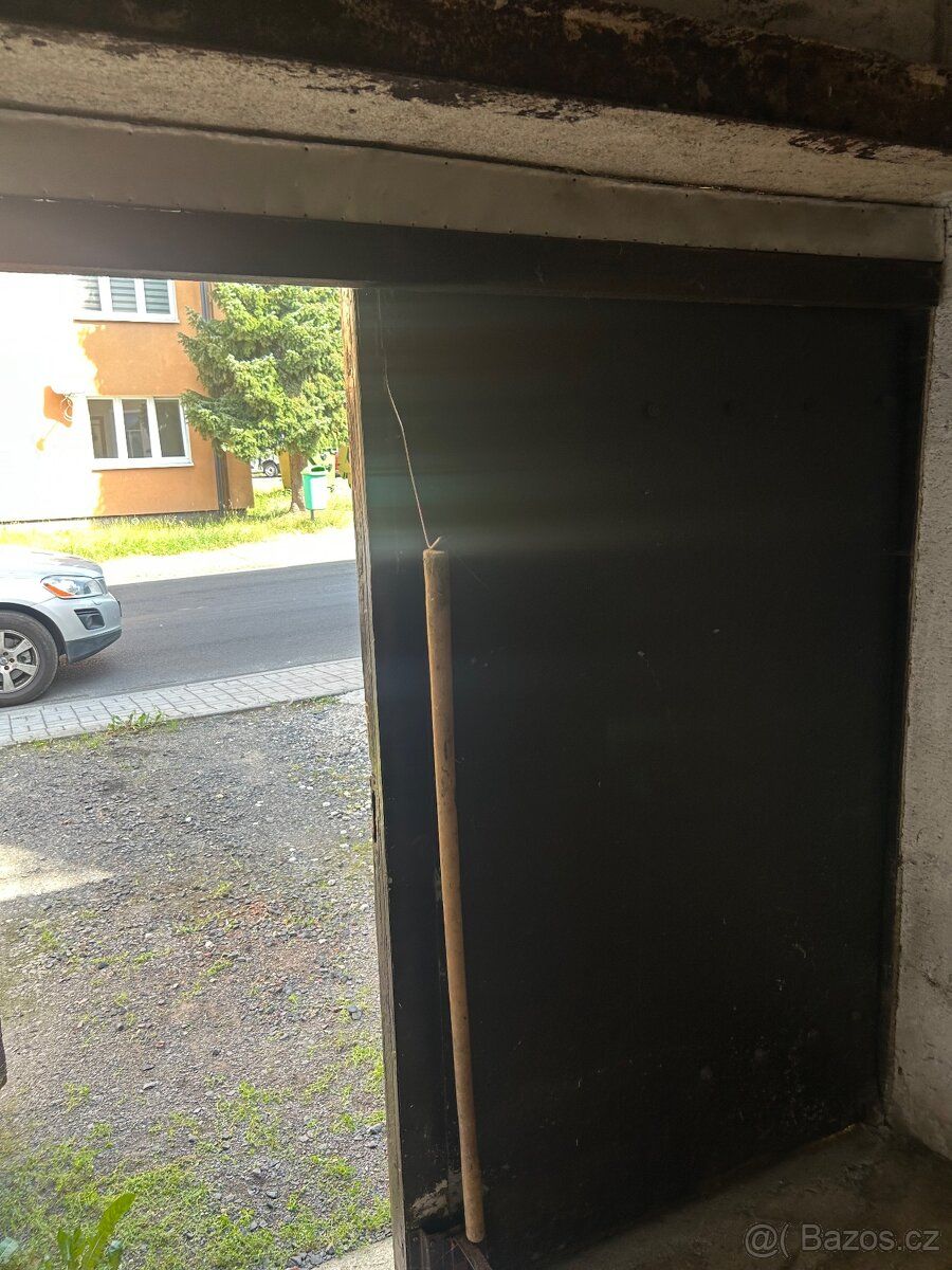 Prodám garáž na vyhledávaném místě v Aši, ul. Šumavská 7, ve