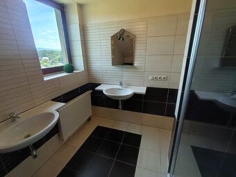 Nabízíme k pronájmu kompletně zařízený rodinný dům v klidné 