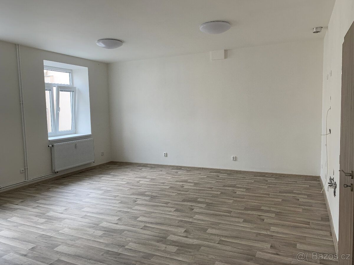 Nabízím k prodeji prostorný byt o velikosti 2+kk, v osobním 