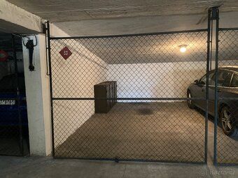 Nabízím pronájem garážového stání o ploše 13,5 m2 v halových