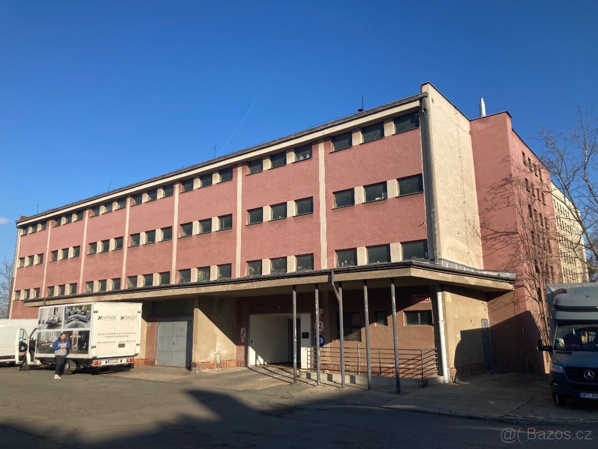Nabízím pronájem garážového stání o ploše 13,5 m2 v halových