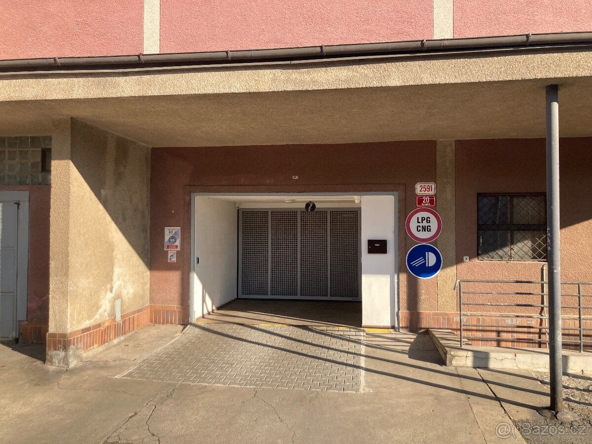 Nabízím pronájem garážového stání o ploše 13,5 m2 v halových