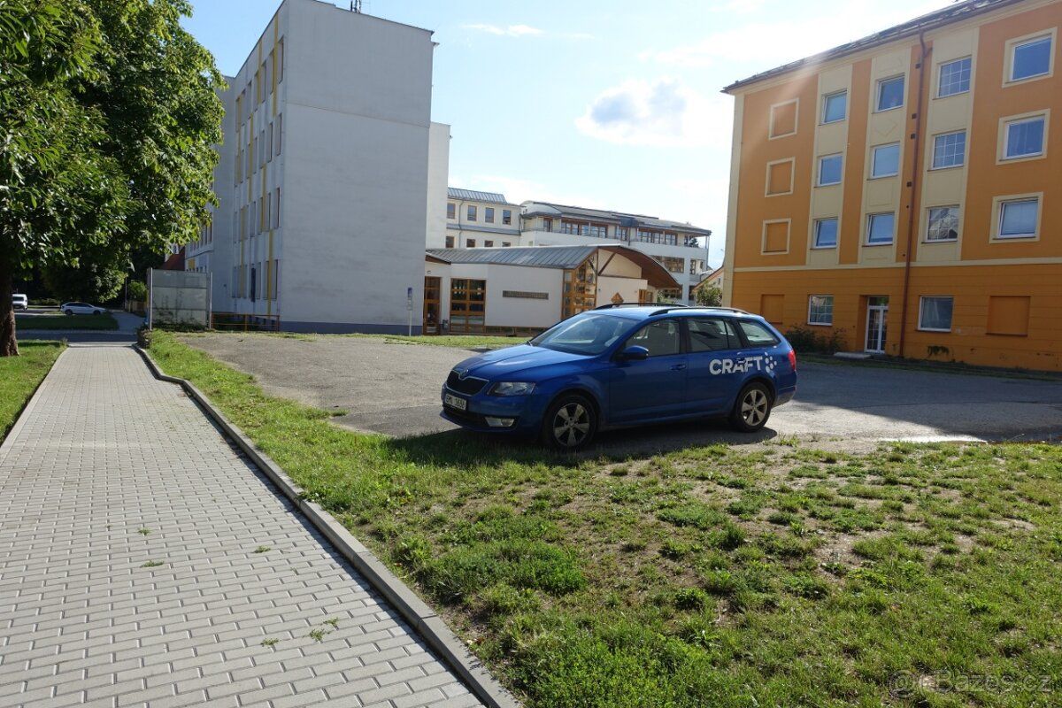 Pronajmeme pozemek v blízkosti centra města,vhodný např.k pa