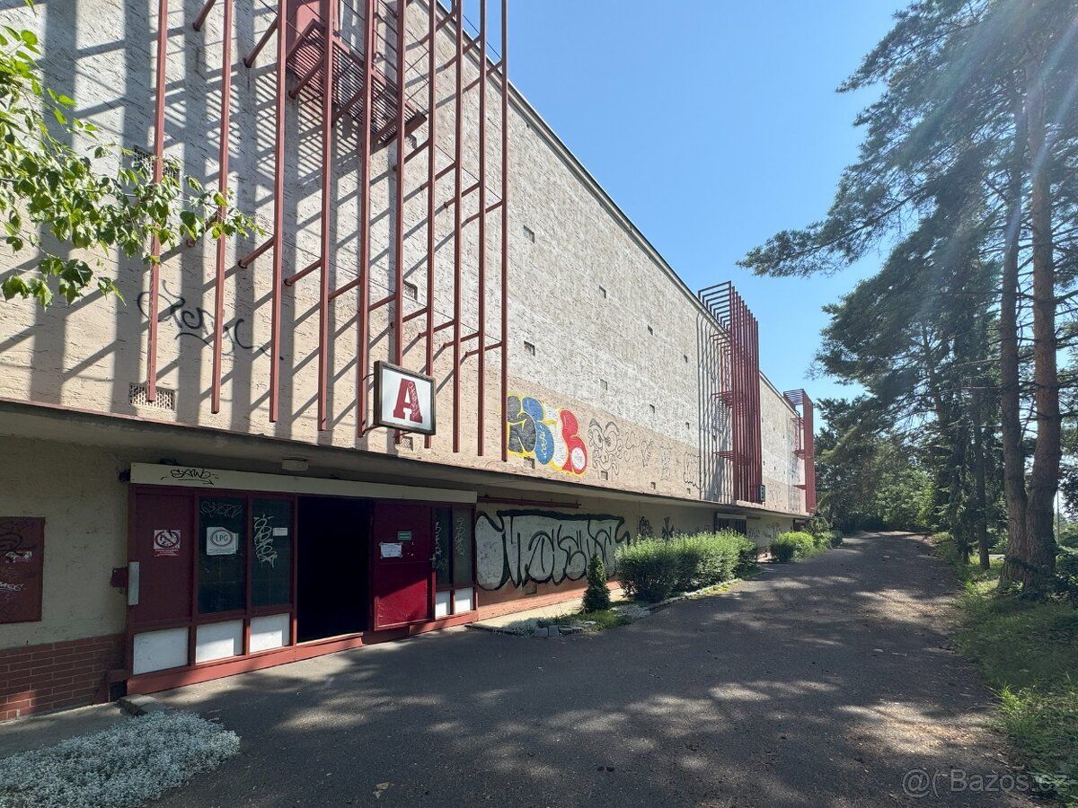 Garáž 17,9 m² k pronájmu - garážový dům Čimická/Písečná, Pra