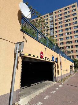 Garáž 17,9 m² k pronájmu - garážový dům Čimická/Písečná, Pra