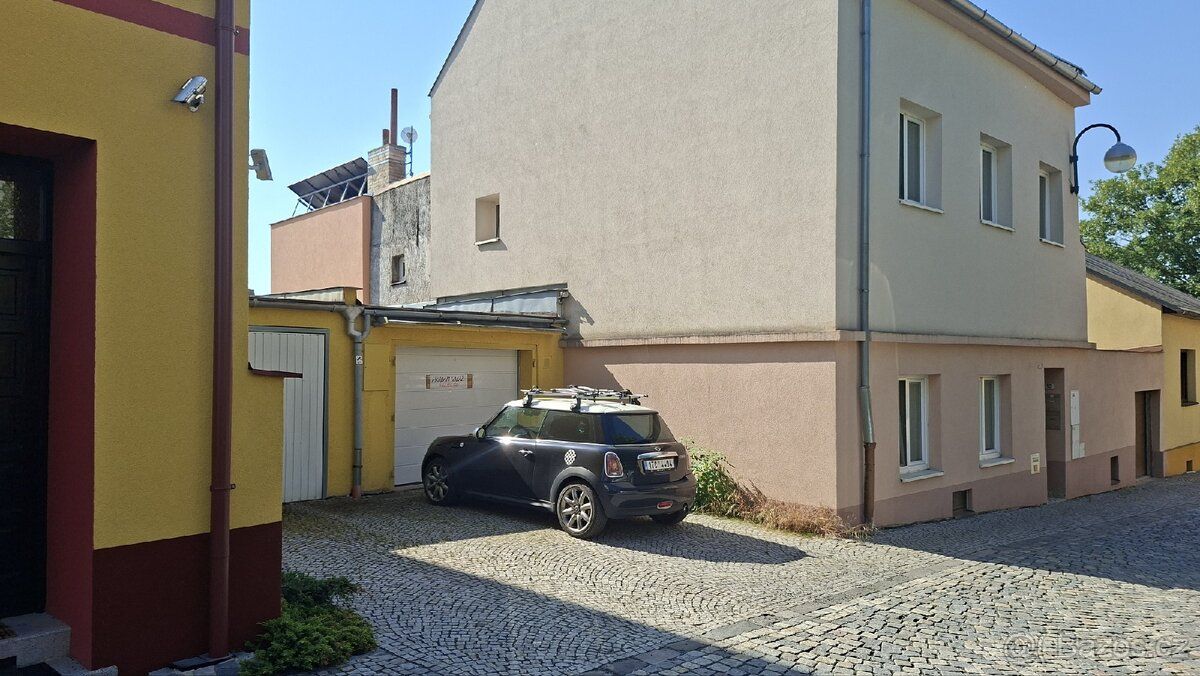 Prodám garáž v centru Bílovce na Pivovarské ul. cca 50m od P
