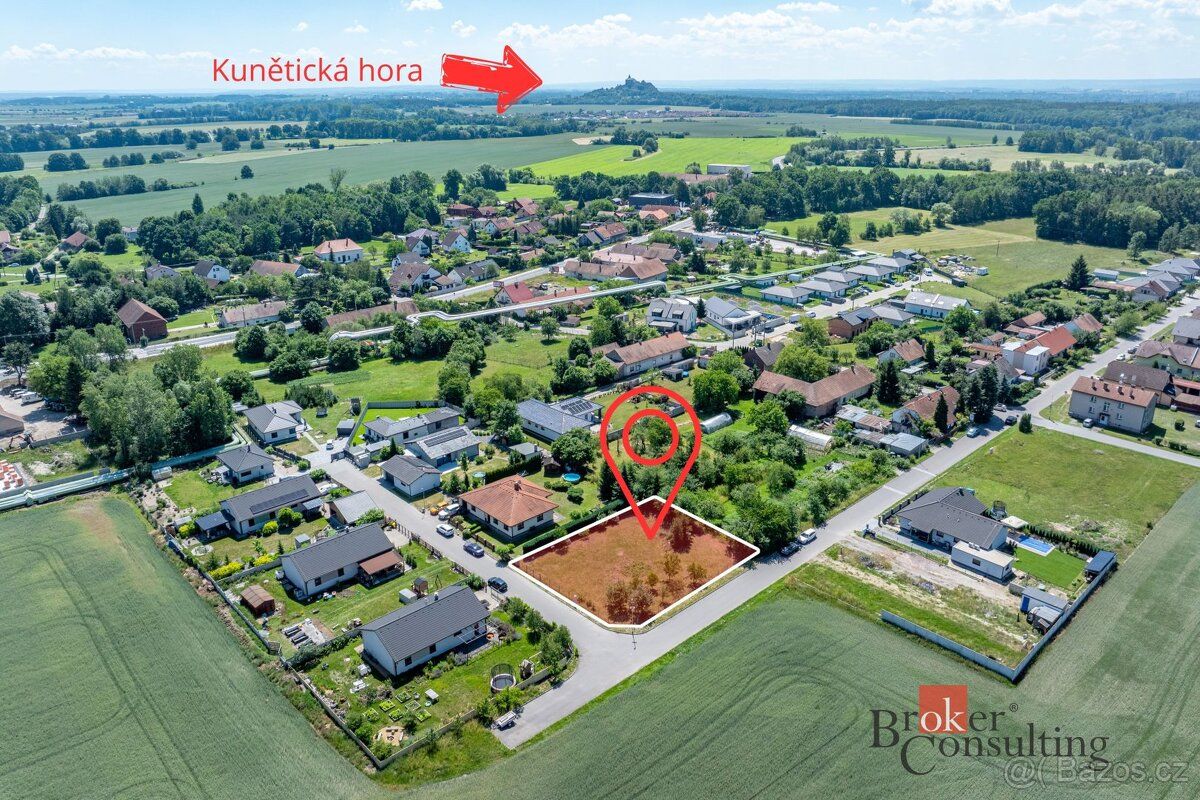 Klidné bydlení mezi městy – zasíťovaný pozemek v HrobicíchHl
