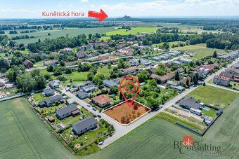 Klidné bydlení mezi městy – zasíťovaný pozemek v HrobicíchHl
