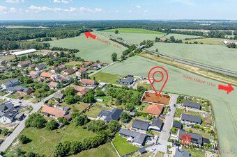 Klidné bydlení mezi městy – zasíťovaný pozemek v HrobicíchHl