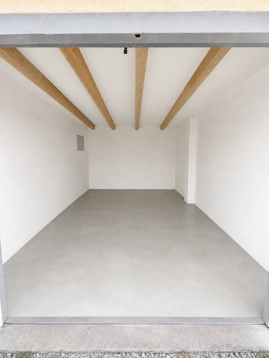 Pronajmu garáž ve Františkových Lázních u Labutího jezírka. 