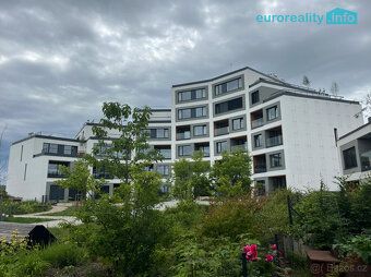 Pronájem nového bytu s balkónem a garážovým stáním v projekt