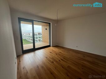 Pronájem nového bytu s balkónem a garážovým stáním v projekt