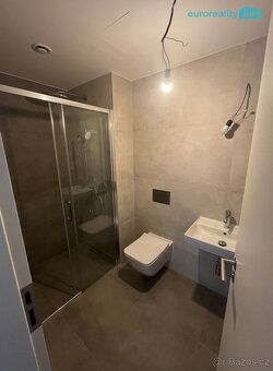 Pronájem nového bytu s balkónem a garážovým stáním v projekt