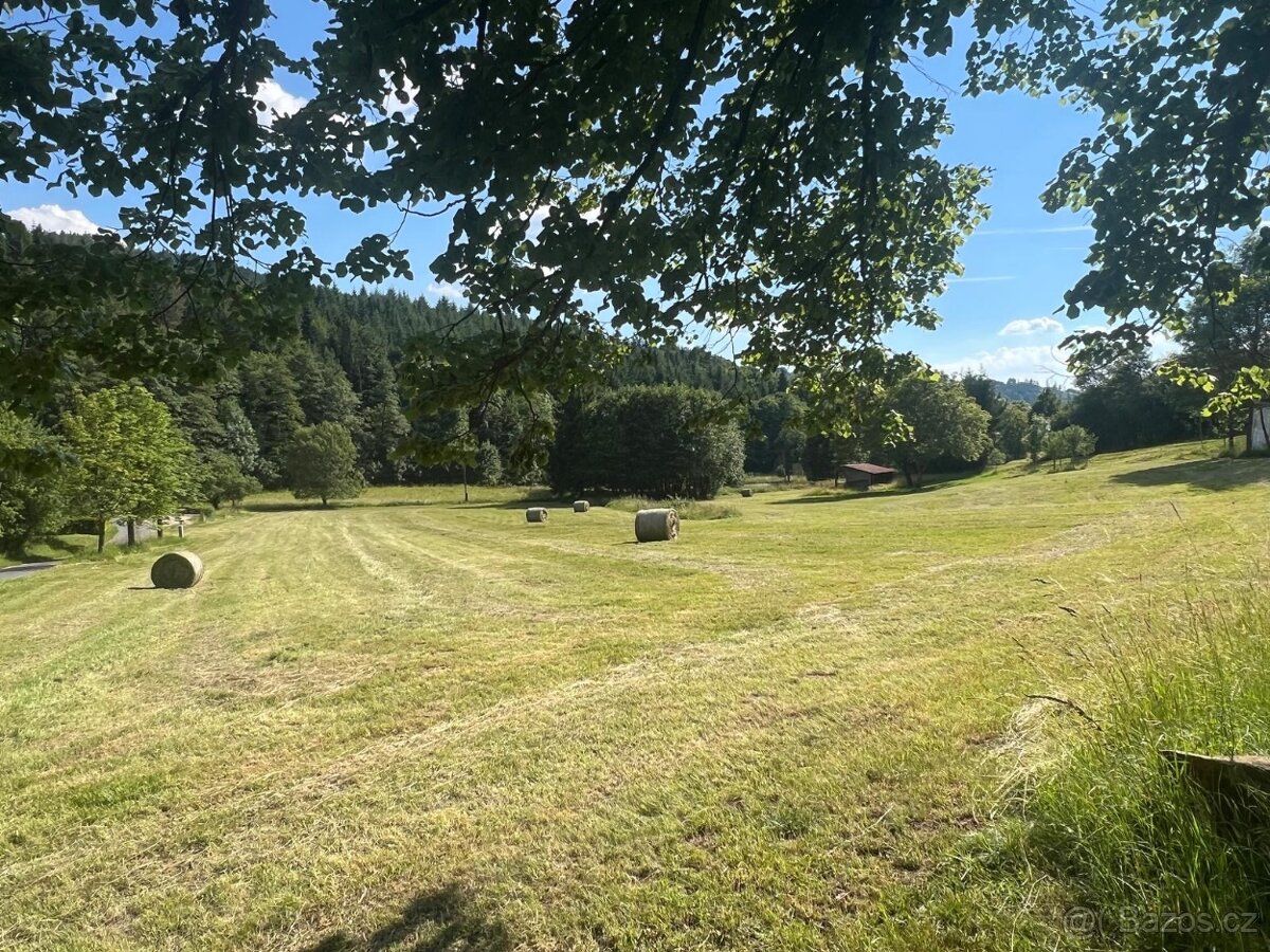 Výměra 1070m2, jižní svah, osluněný pozemek obklopeny lesy, 
