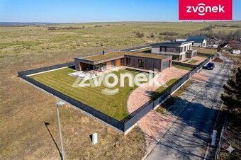 Výměra 1070m2, jižní svah, osluněný pozemek obklopeny lesy, 