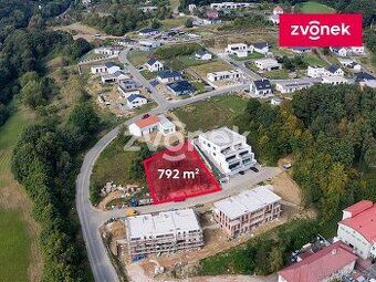 Výměra 1070m2, jižní svah, osluněný pozemek obklopeny lesy, 