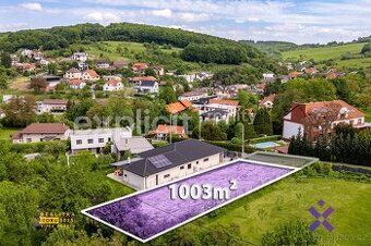 Výměra 1070m2, jižní svah, osluněný pozemek obklopeny lesy, 