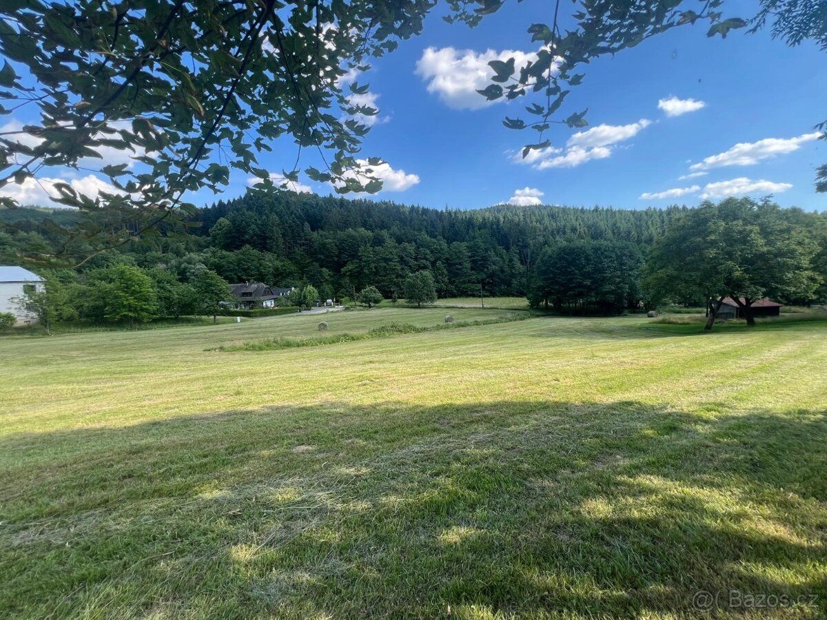 Výměra 1070m2, jižní svah, osluněný pozemek obklopeny lesy, 